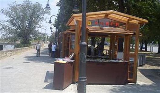 Град Скопје ги брка продавачите на стари книги од кејот на Вардар